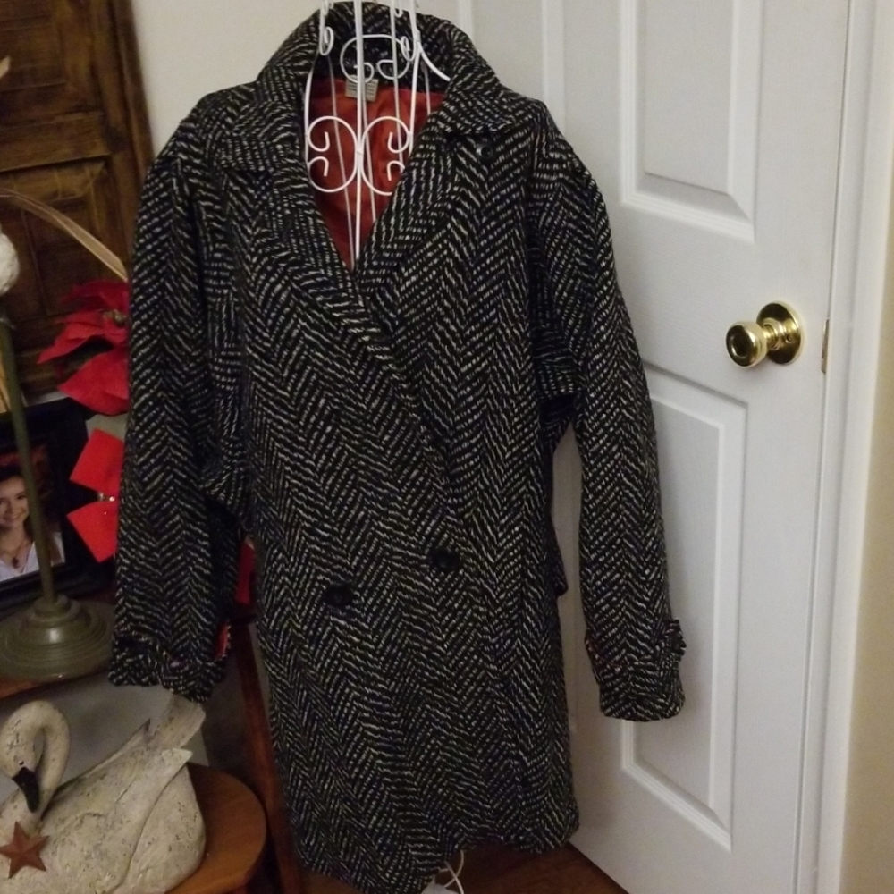 SHE'S CLASSY❣️Vintage Wool Coat PRICE FIRM